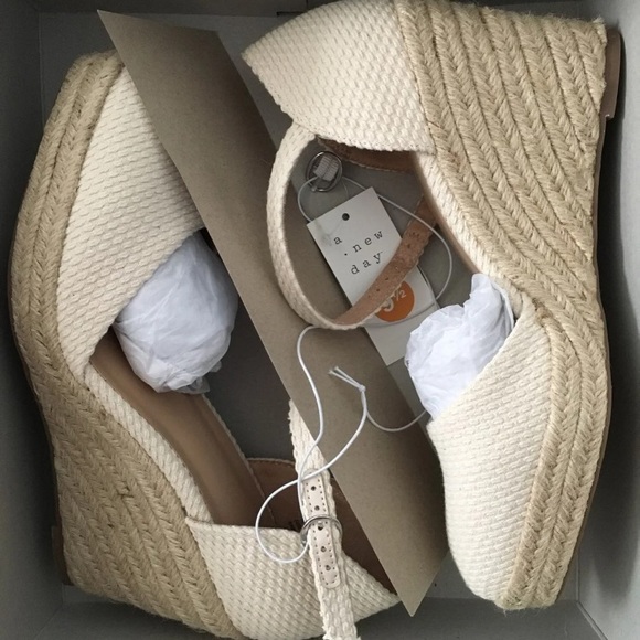 Rounded Toe Espadrille Wedge Pumps - Picture 4 of 4